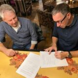 Mark Bergmans ondertekent onder toeziend oog van Peter Raatjes het sponsorcontract